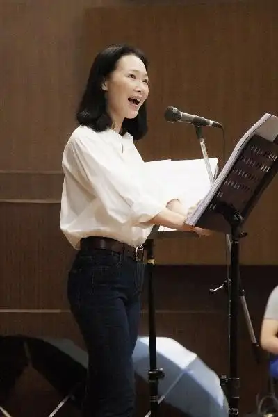 50岁吕薇还这么漂亮,气质优雅端庄,不愧是连登春晚的歌唱家!