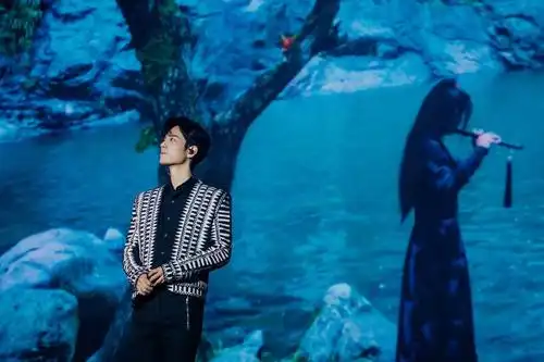 肖战银发大片终曝光,颜值满分获盛赞,却被指适合演郭敬明作品?