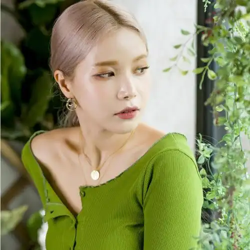 中韩混血金容仙,绿色穿搭精致氧气感十足!
