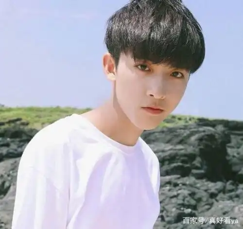 6.锅盖头发型 锅盖头