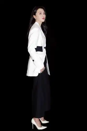 正文 谭维维享受舞台 山东春晚当晚谭维维以黑白拼接修身剪裁西装搭配