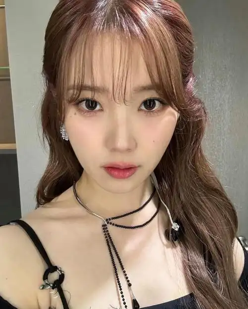 李知恩多变造型惊艳粉丝时髦饰品搭配复古风服装引领潮流