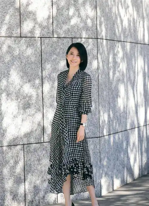 49岁俞飞鸿的"减龄穿搭"真美,时尚优雅两不误,尽显成熟魅力_衬衫_气质