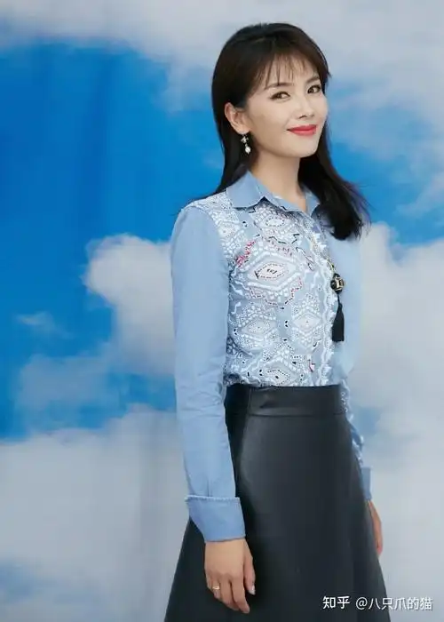 刘涛穿印花衬衫配皮裙不够还剪了齐刘海造型太吸睛不像当了妈