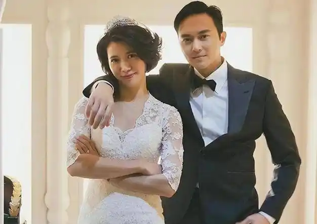 张智霖袁咏仪游逛普陀山,丈夫两鬓斑白似老汉,妻子肤白靓丽耐看