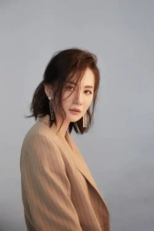 电视剧对手热拍中王婉娟化身最美现代女间谍