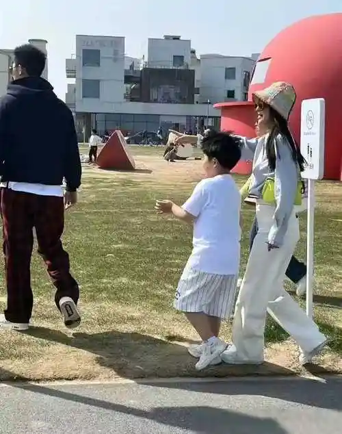 佟丽娅带8岁儿子度假朵朵身材健硕引人注目