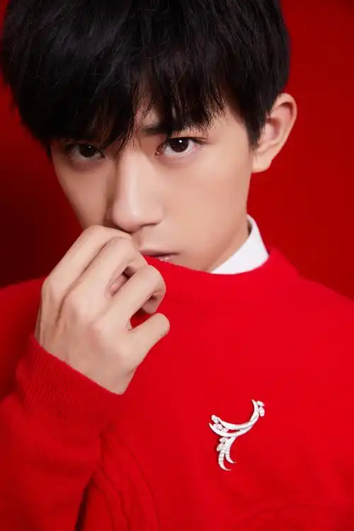 易烊千玺央视春晚红衣少年图片99