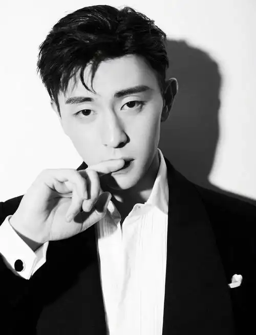 邓伦丝绒西装帅气写真图片210