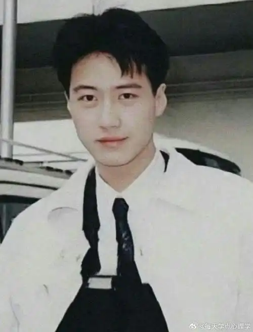 真的好像年轻时候的黎明,帅的清清爽爽～#王昶在国羽里的定位是欠小孩