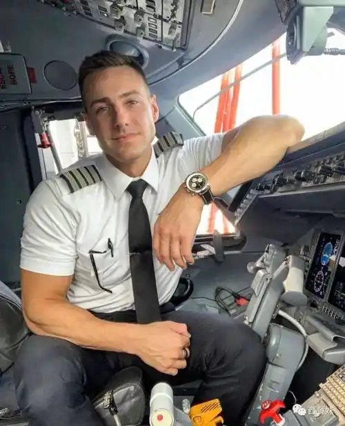 原创帅气美国机长网上走红竟自创品牌当模特