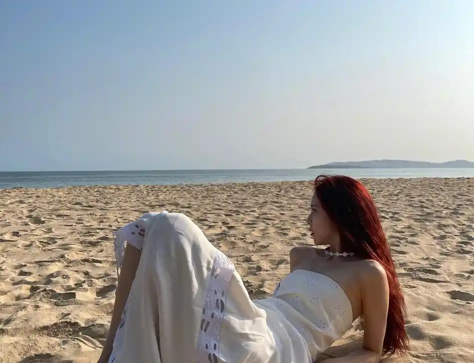 组图:宋妍霏晒海边旅行美照 身穿泳衣大秀人鱼线