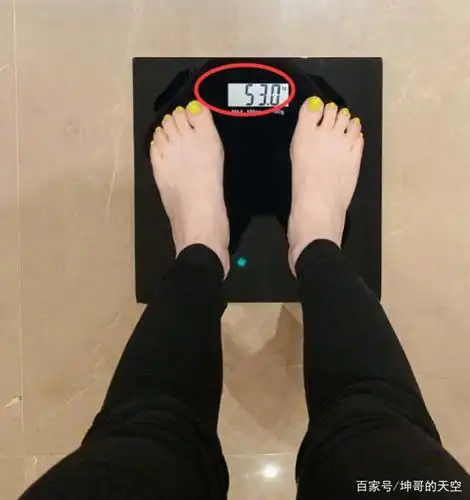 戚薇霸气晒出自己真实体重,看清体重计上的数字,网友:不敢相信