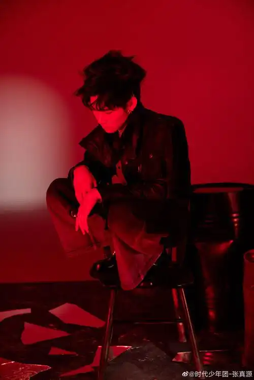 张真源红黑质感生日大片##张真源爱如火生日写真