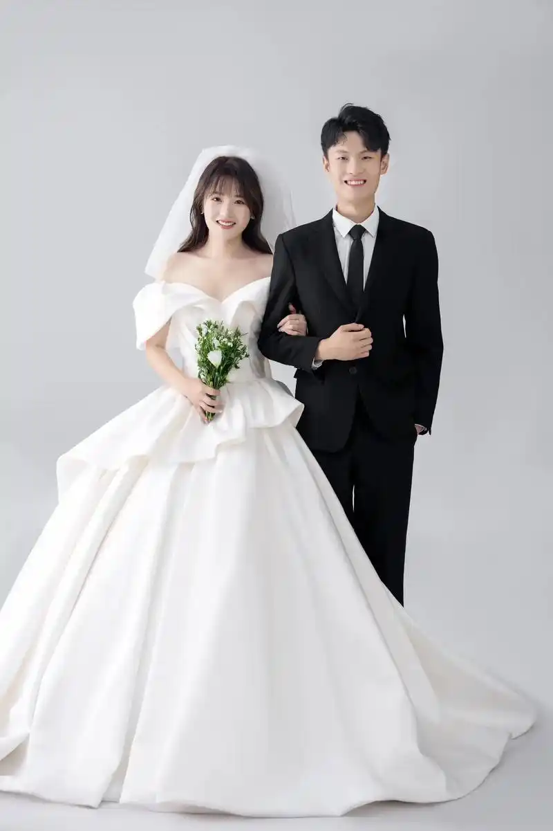 好喜欢我的极简婚纱照从2020到2022为青春画上了圆满的 - 抖音