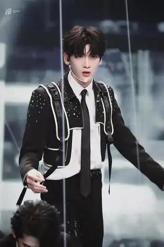 别涛了速速来看翟潇闻绝美35s年夜fan舞台直拍不看后悔