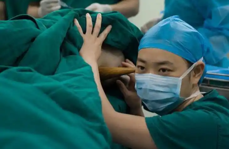 "袖珍人"母亲冒险生孩子的全过程,令人心酸