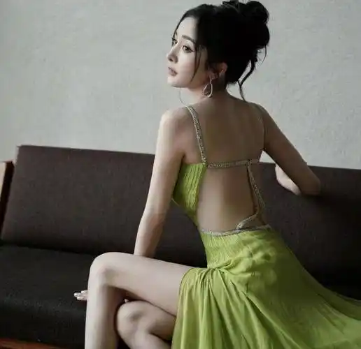 杨幂果绿色露背装引热议,热搜话题拉上杨紫,刘亦菲,赵丽颖杨颖一道