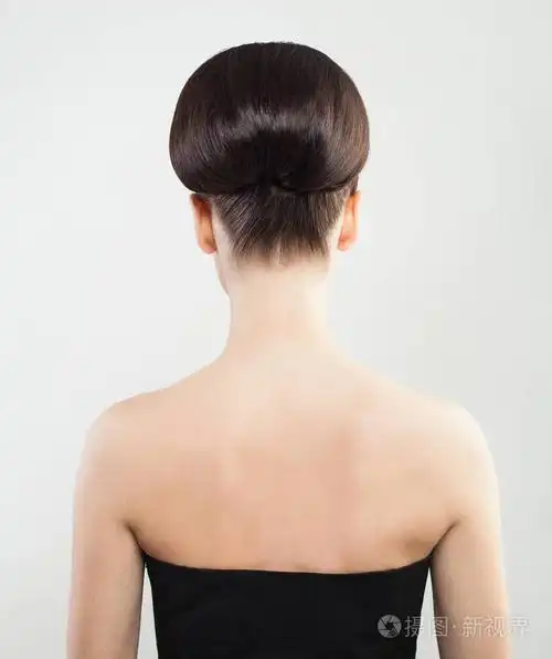 女性背部和发髻头发