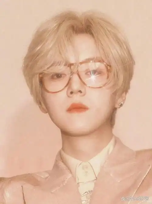 34岁鹿晗偶遇现场:扎着马尾染着白发,气质比小姑娘还清秀