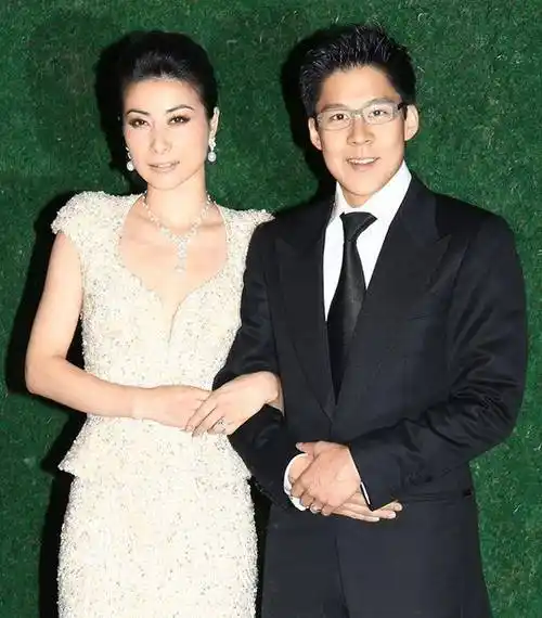 39岁二儿子情路不顺,34岁小儿子游戏人间_霍启山_霍家_章子怡