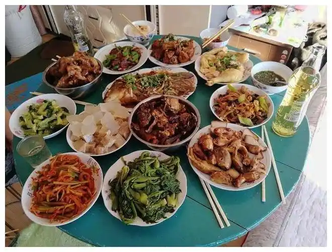 北方旅游被朋友家这几道菜惊着,满满一桌却不敢下筷子,太粗鲁