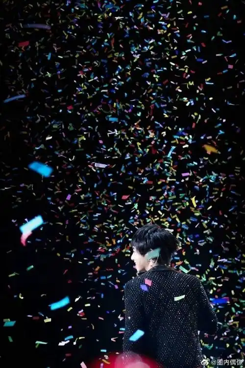 演唱会的彩带能有多浪漫#华晨宇火星演唱会彩带大赏~"为什么喜欢彩带