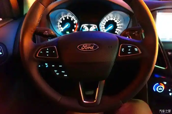 方向盘手感不错,有点软,很有弹性,qq的,哈哈