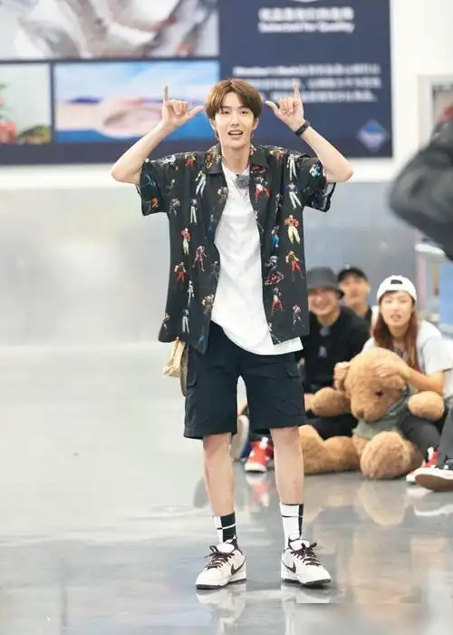 王一博春夏穿搭大赏腿不腿的无所谓重点是凉快