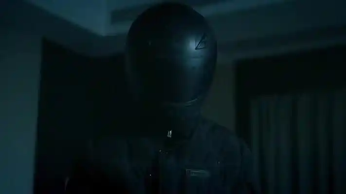 蒙面人在深夜从衣柜里走出来头盔下的脸竟一直是霍建华的噩梦