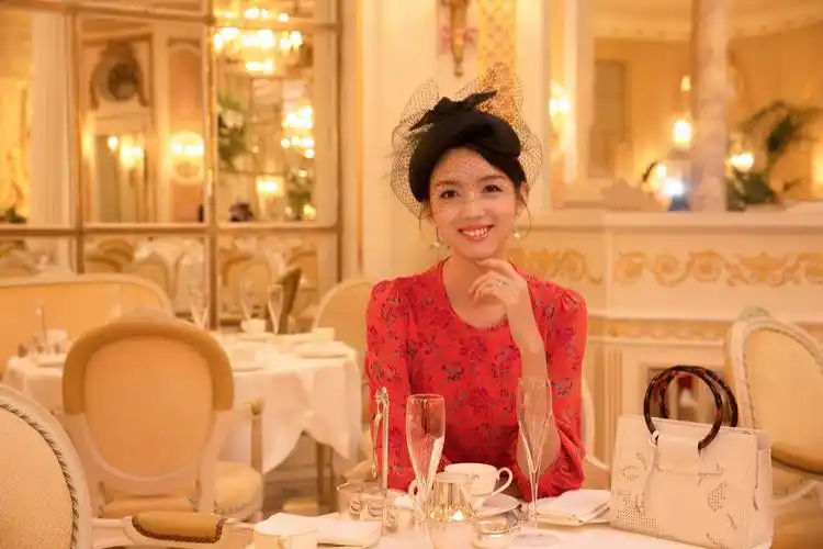 张梓琳惊喜现身伦敦优雅造型演绎复古英伦风