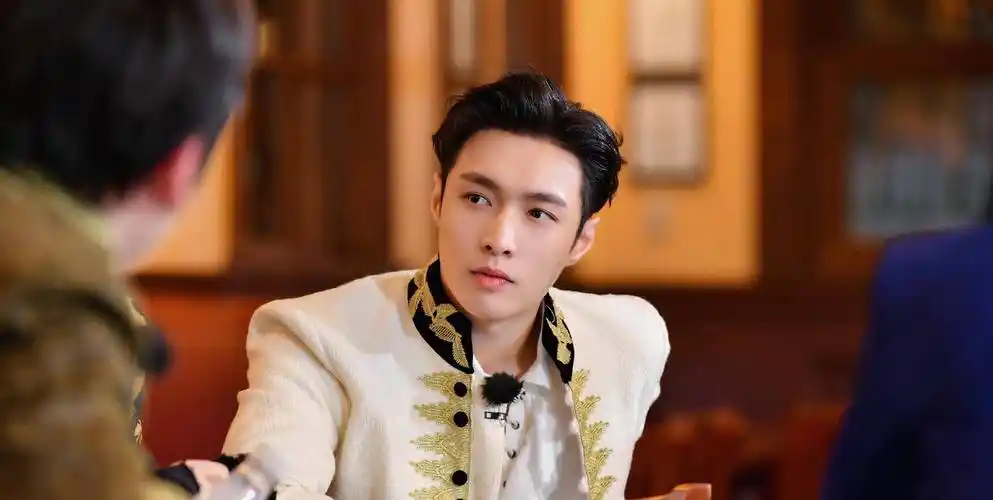 原创19岁的王一博拍戏坚持不用替身那些滥用替身的演员不羞愧吗