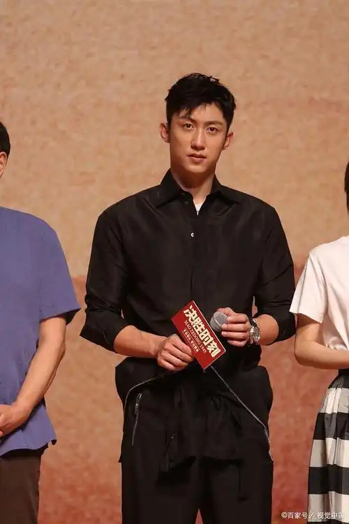 王雨馨透露遭精神打压,称黄景瑜不搭理她很无语