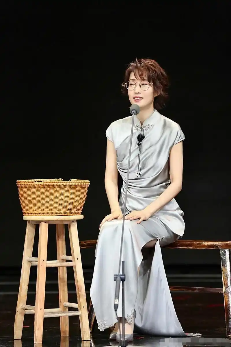 刘敏涛穿旗袍气质优雅,风情万种,白皙肌肤宛如婴儿!