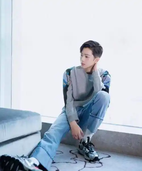 赖冠霖现身机场,一身穿搭低调却有型,又帅出新高度_时尚_风格_衣服