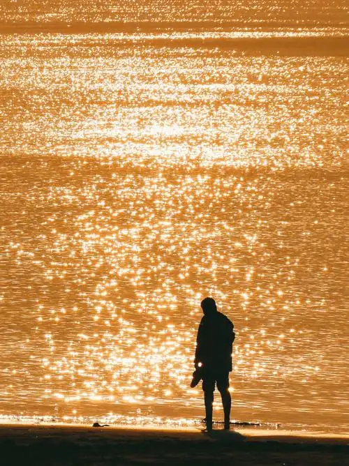 波光粼粼的黄昏橘子味海边