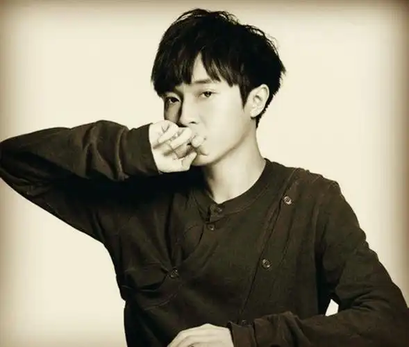 吴青峰是苏打绿的主唱,他的歌声与他说话简直一模一样,是那种温柔的