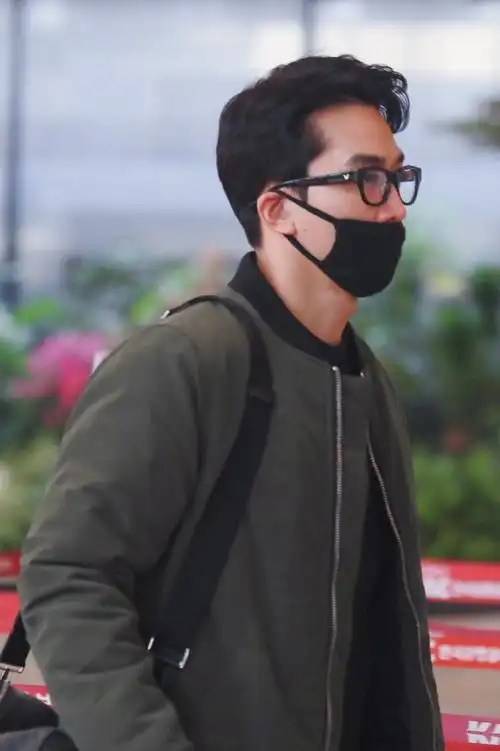 宋承宪低调现身机场口罩遮面仍难掩帅气