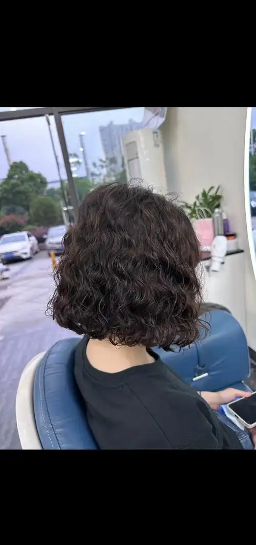 短发怎么烫才不老气 而且头发细软塌试试蛋蛋卷吧#短发烫发 #女士超