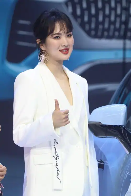 华为小公主姚安娜生图能打出道首次公开营业