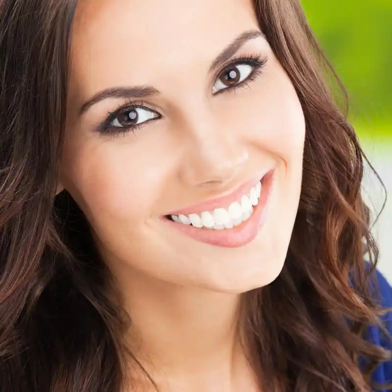 快乐微笑的年轻女子,户外