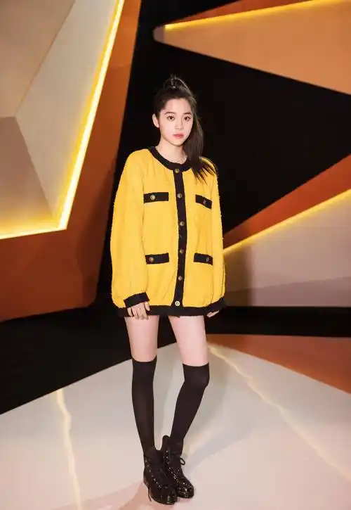 欧阳娜娜美成"小公主",穿波点蓬蓬裙好童真,蹬高跟鞋不失女人味_好