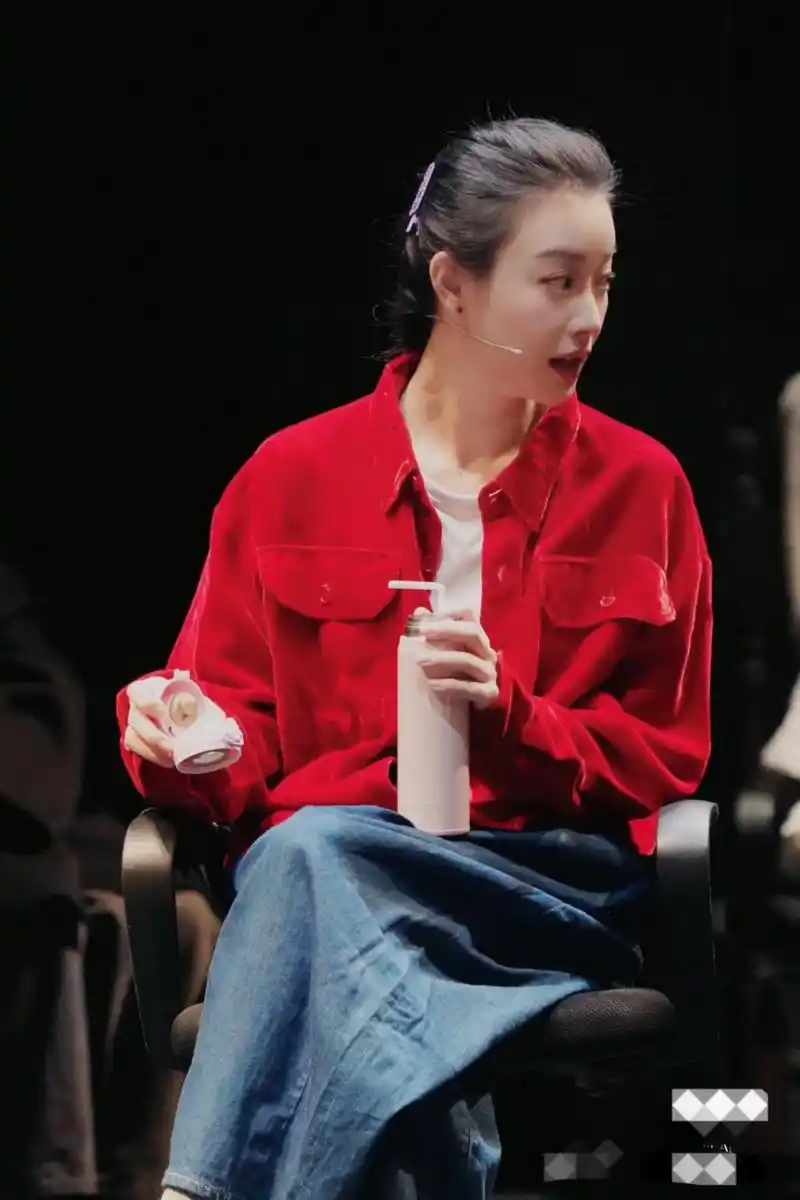 倪妮《如梦之梦》话剧分享会 红色夹克配锥形牛仔裤 舒适随性 不追求