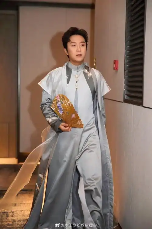 李玉刚万疆唱响新年第一首歌##李玉刚万疆与跨年晚会的适配度