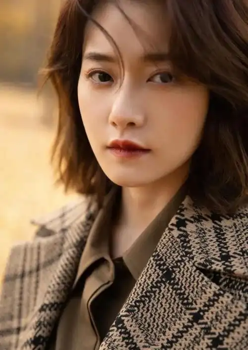 美女柴碧云秋日写真风情万种雪肤玉貌太成熟妩媚