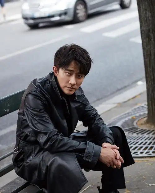 简介:黄轩帅气街拍写真图片,分享一组黄轩图片给大家,图中的明星图片