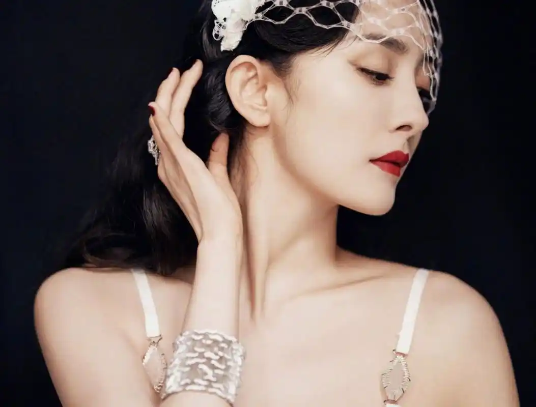 杨幂身穿ulyana sergeenko高定礼服出席vogue新篇章之夜,白色轻纱遮面