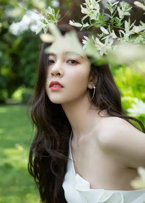 宋妍霏抹胸裙性感写真图片1416