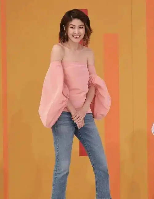 陈慧琳50年前的着装值得年迈的女性学习,时尚优雅减龄_衣服_服装_黑色