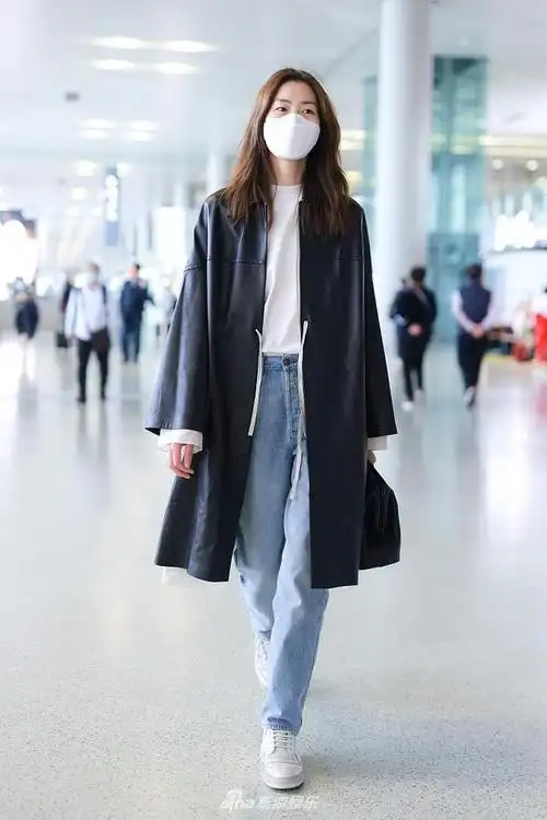 新浪娱乐讯 2021年4月14日,上海,刘雯亮相机场,身穿长款风衣搭高腰